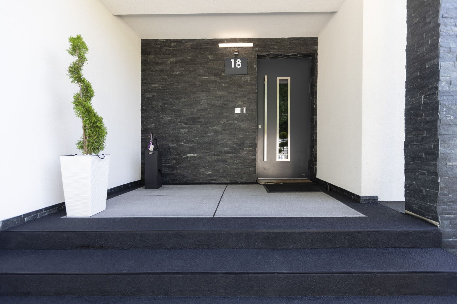 Porte entrée anthracite PVC hall moderne vitrage vertical design Belgique