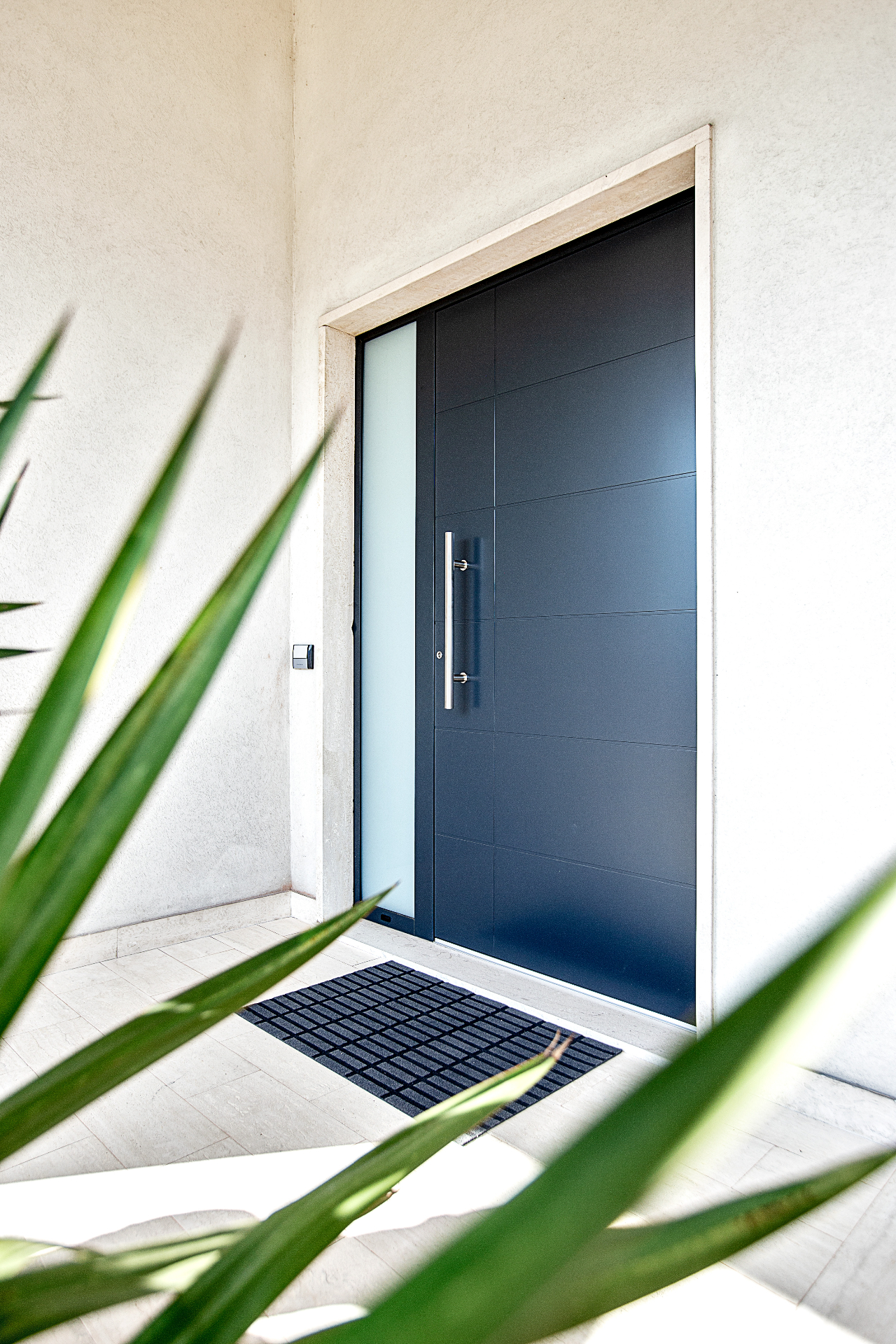 Porte entrée PVC anthracite sécurisée poignée inox Ud 0.9 isolation Belgique