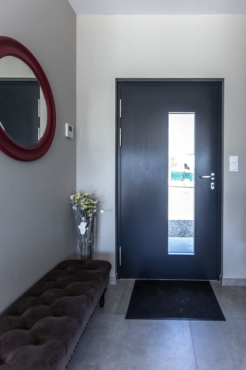 Porte entrée PVC anthracite vitrage vertical intérieur isolation acoustique Belgique