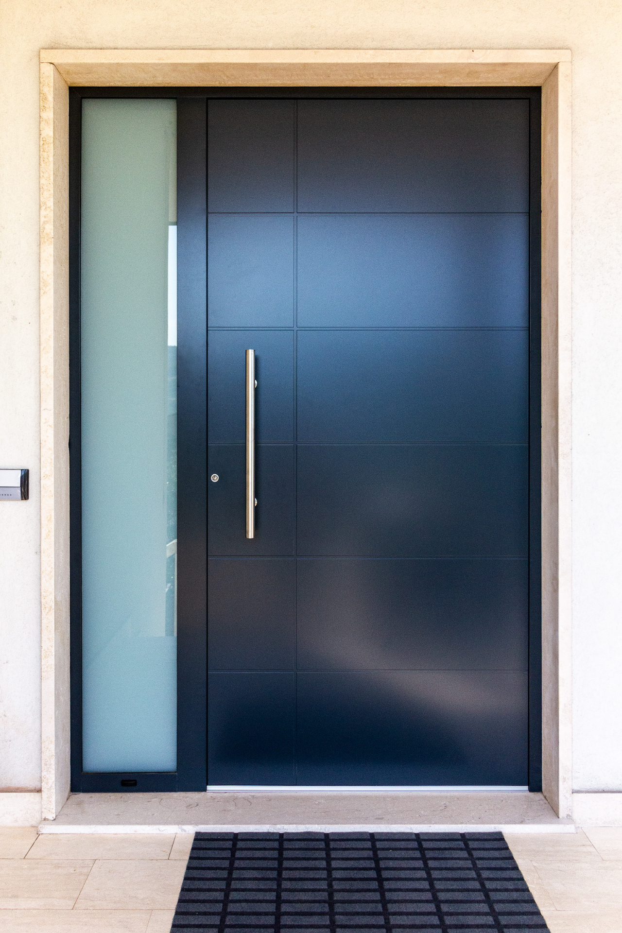 Porte entrée PVC anthracite vitrage latéral lumière naturelle RC2 Belgique